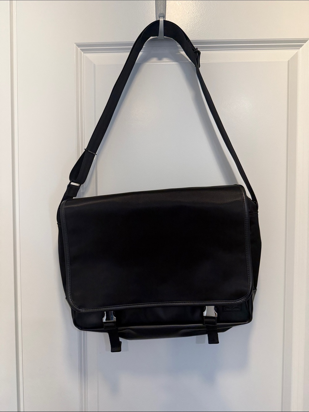 Porter Sleek Black Men's Messenger Bag with Adjustable Shoulder Strap